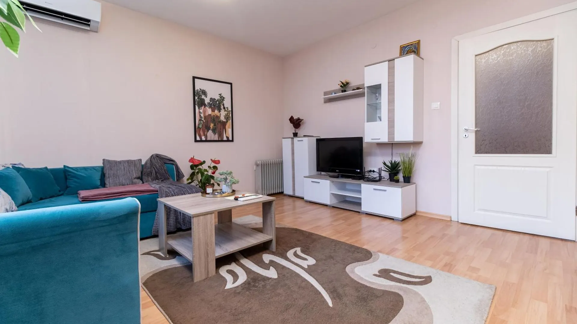 Comfortable 2Br Urban Getaway In City Center Filibe